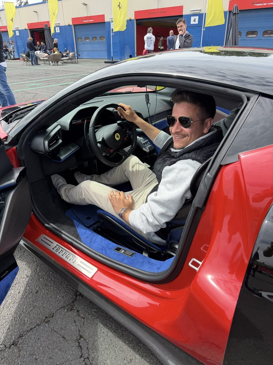 Der Gastgeber im Cockpit auf der Rennstrecke