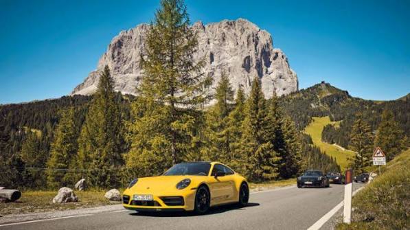 Gelber Porsche 911 auf der Passstra&szlig;e