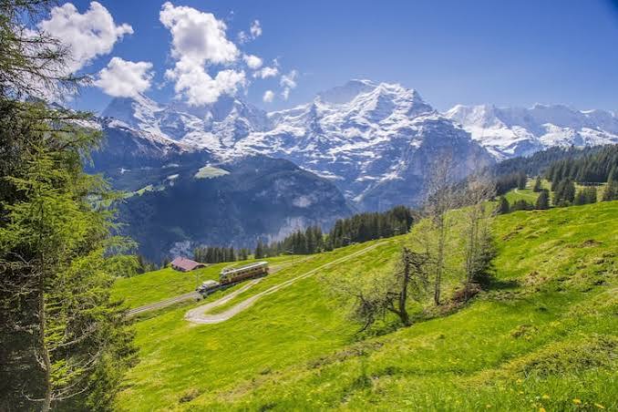 Alpenstrecke durch die Berge